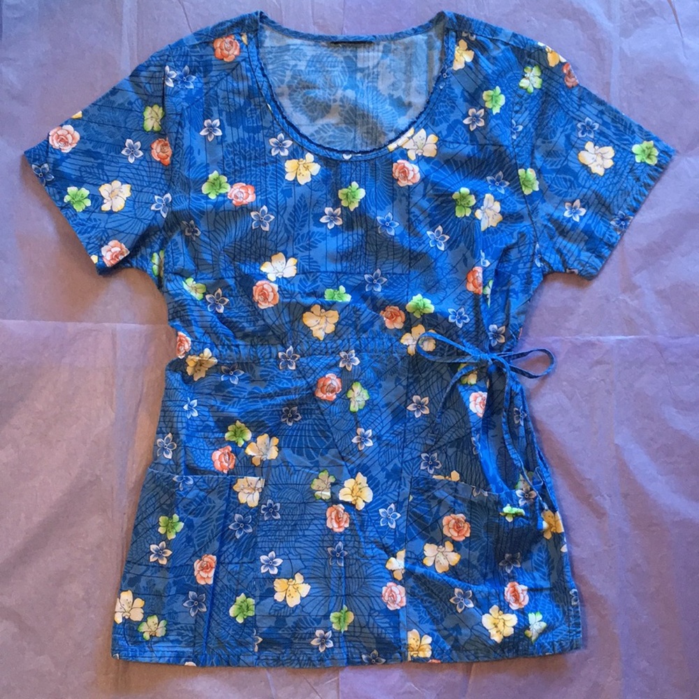 Cherokee Runway Floral Scrub Top Size Medium